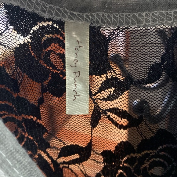 🩶🤍Cold Shoulder Top🤍🩶 - Picture 2 of 4